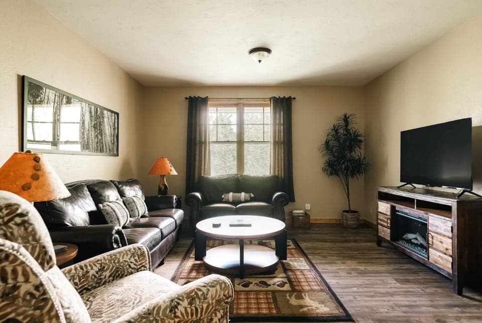 Ski Hike Relax - Log Cabin with Views - Hot tub Cabin in Silverthorne