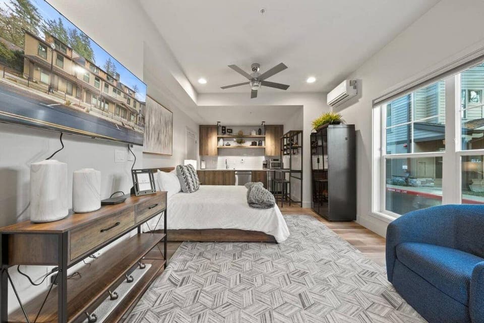 Photo of the whole room, Bedroom