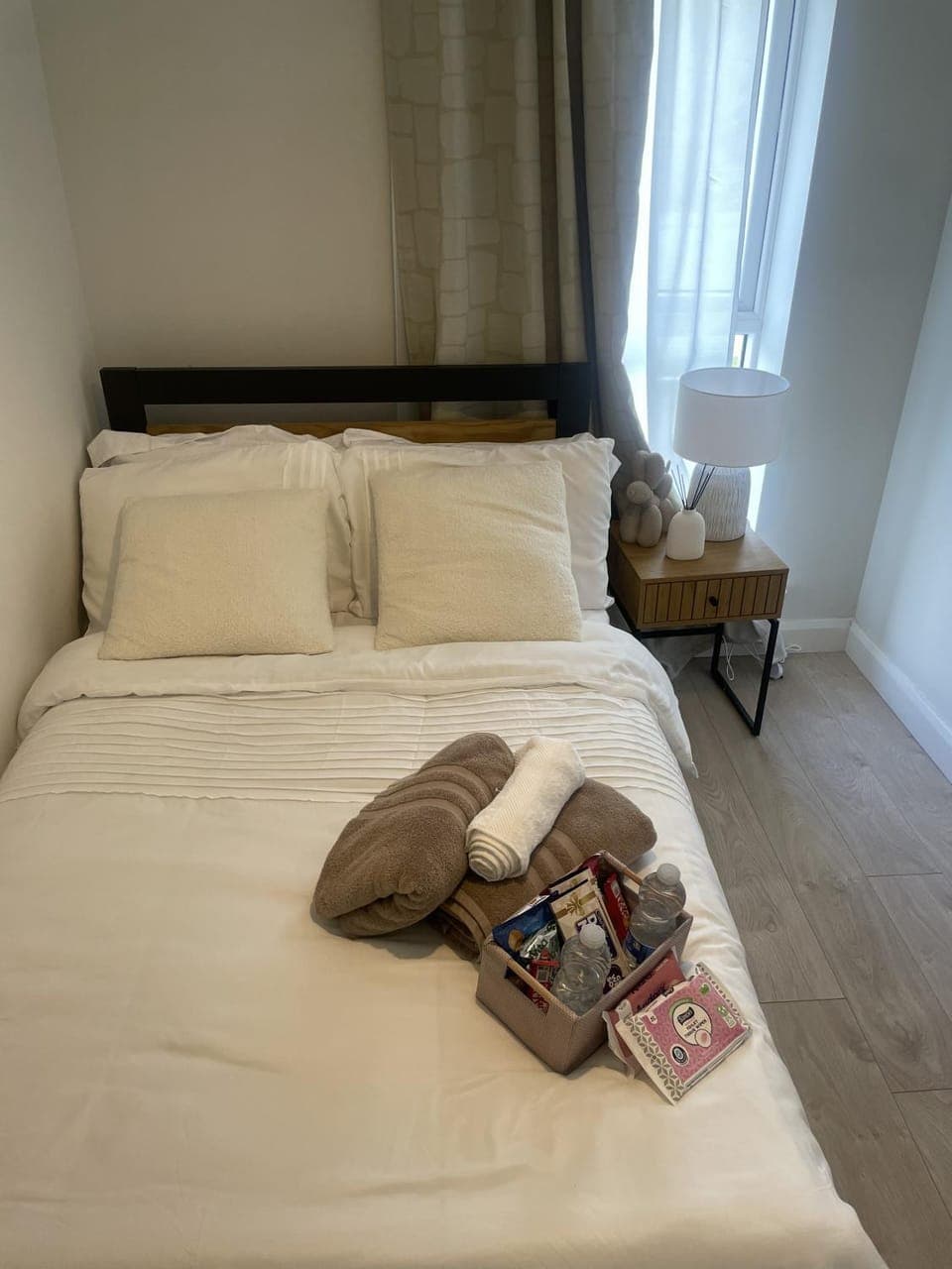 Bed, towels