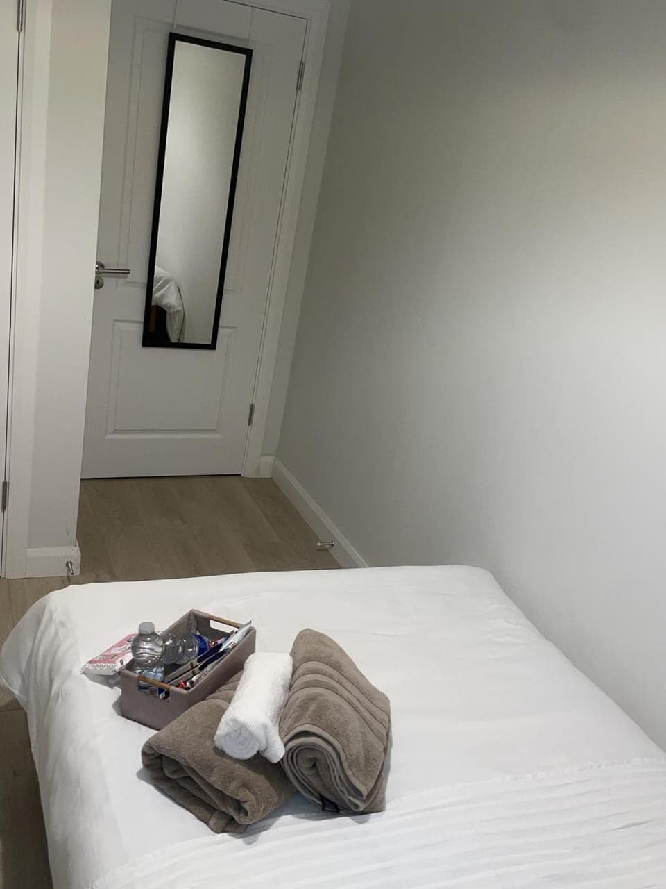 Bed, Photo of the whole room, wardrobe