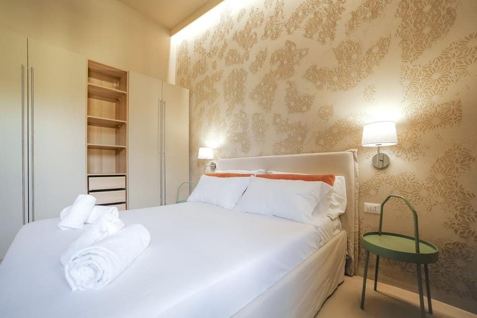 Bed, Photo of the whole room, Bedroom, towels