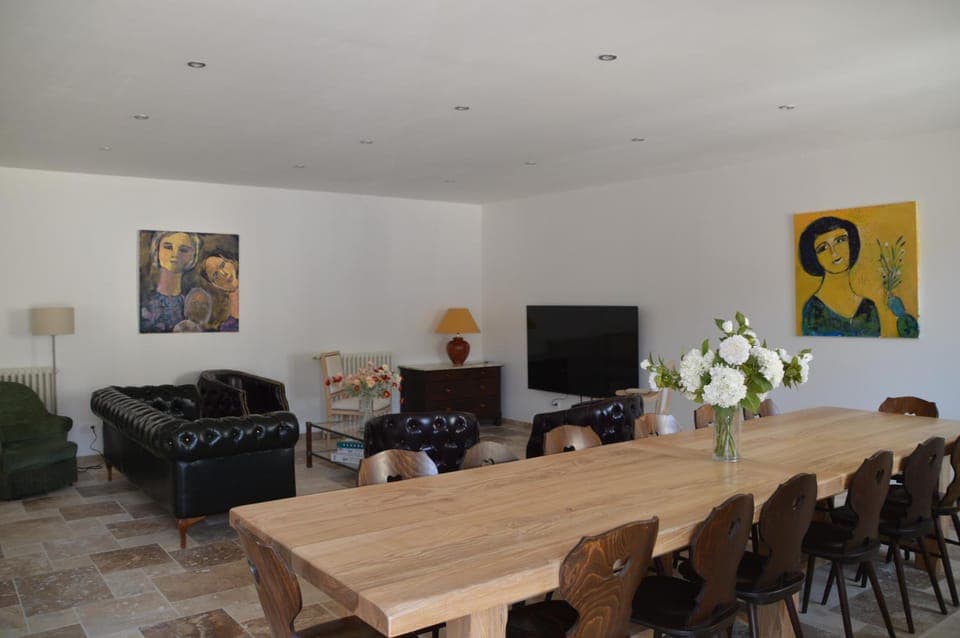 Communal lounge/ TV room, TV and multimedia, Living room, Seating area, Evening entertainment