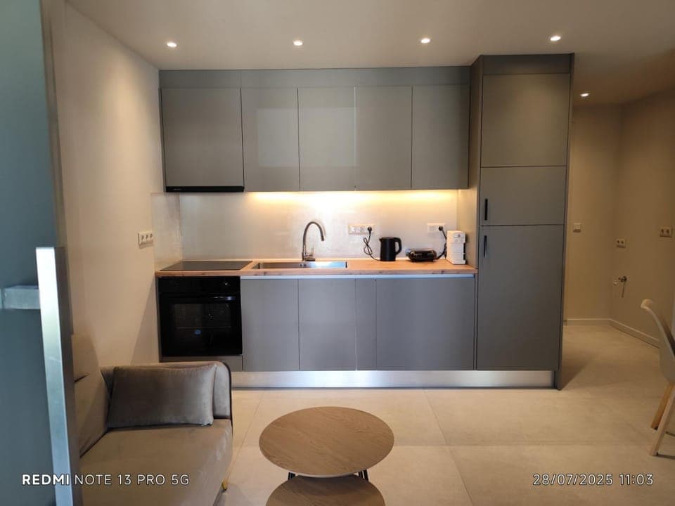 Coffee/tea facilities, Kitchen or kitchenette, stove