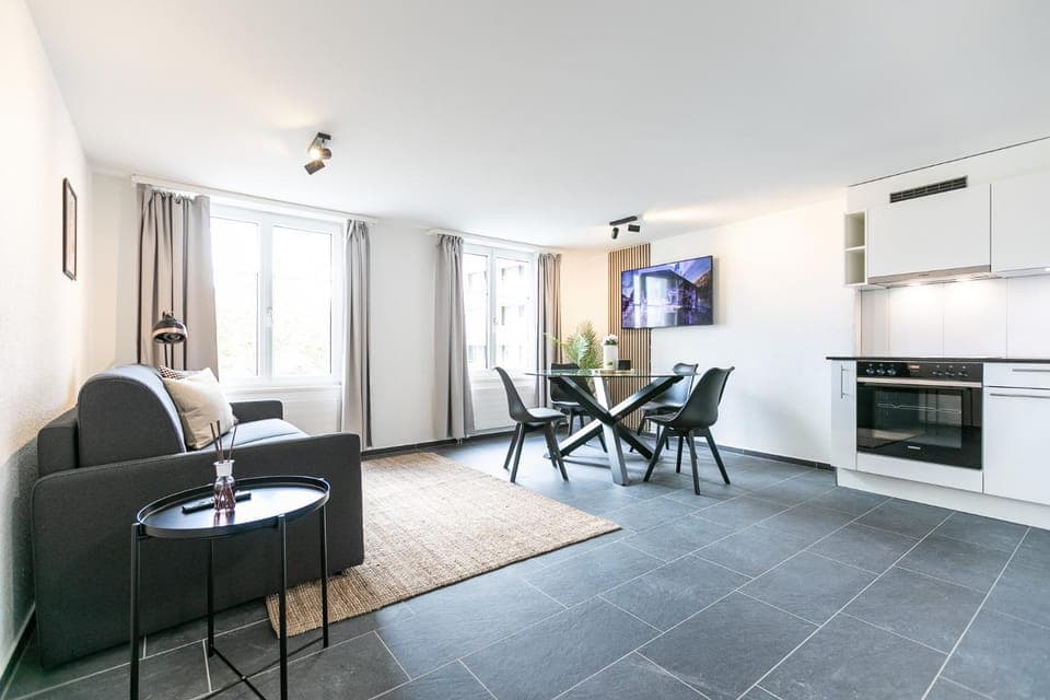 TV and multimedia, Kitchen or kitchenette, Living room, Seating area, Dining area, stove