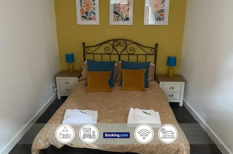 Bed, Photo of the whole room, Bedroom