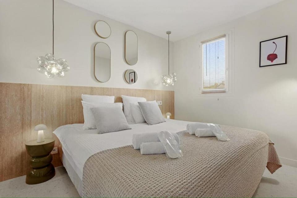 Bed, Photo of the whole room, Bedroom, towels