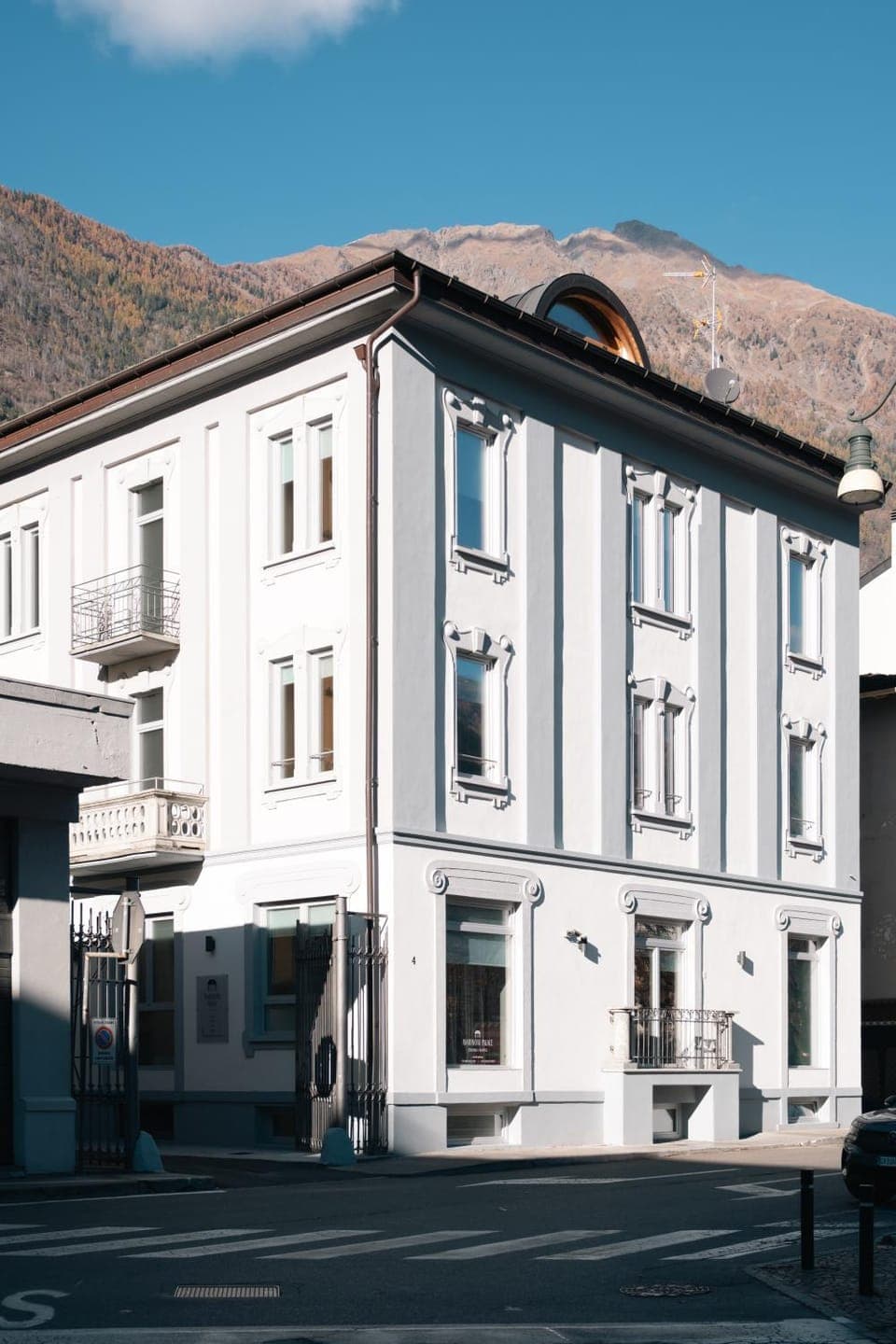 Property building, Day, Natural landscape, Mountain view, Location