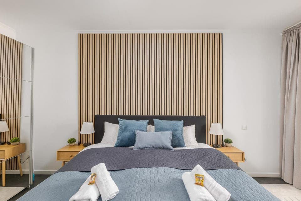 Bed, Photo of the whole room, Bedroom, towels