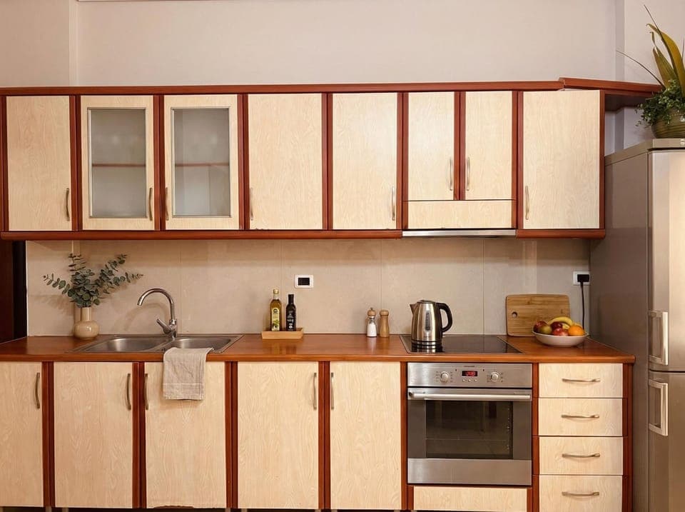Kitchen or kitchenette, minibar, oven, stove, toaster