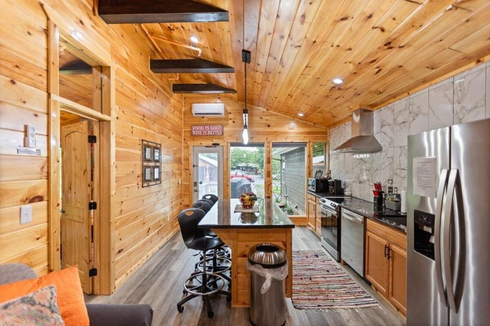 Smoky Mtn Stay near Parkway and Dollywood House in Pigeon Forge