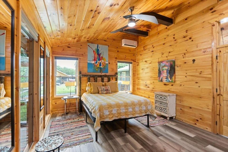 Smoky Mtn Stay near Parkway and Dollywood House in Pigeon Forge