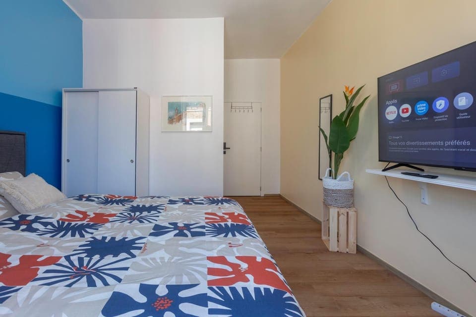 Photo of the whole room, Bedroom