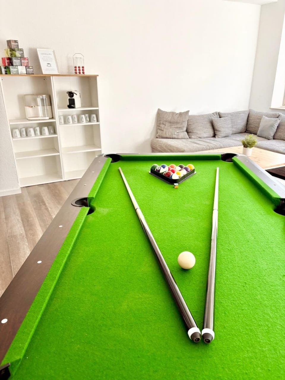 Billiard, Living room, Seating area