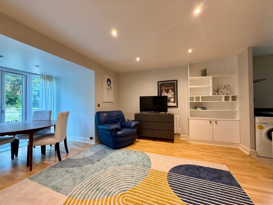 Communal lounge/ TV room, TV and multimedia, Living room, Seating area, Dining area, Evening entertainment