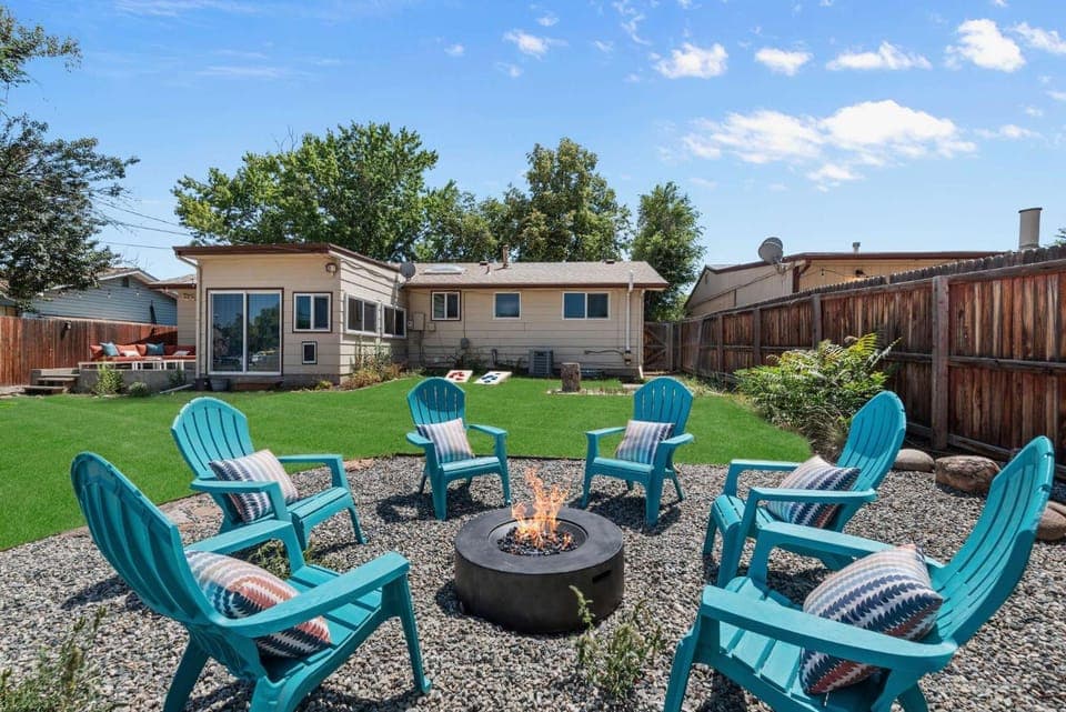 Property building, Patio, Communal lounge/ TV room, Spring, Day, Garden, Garden, Living room, Seating area, Evening entertainment, Garden view, sunbed