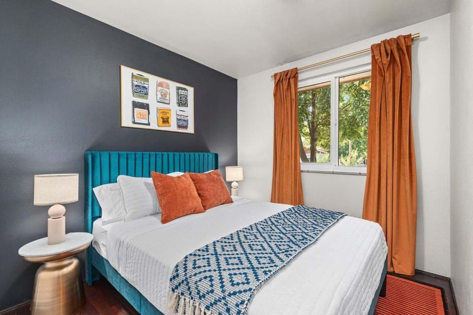 Bed, Photo of the whole room, Bedroom