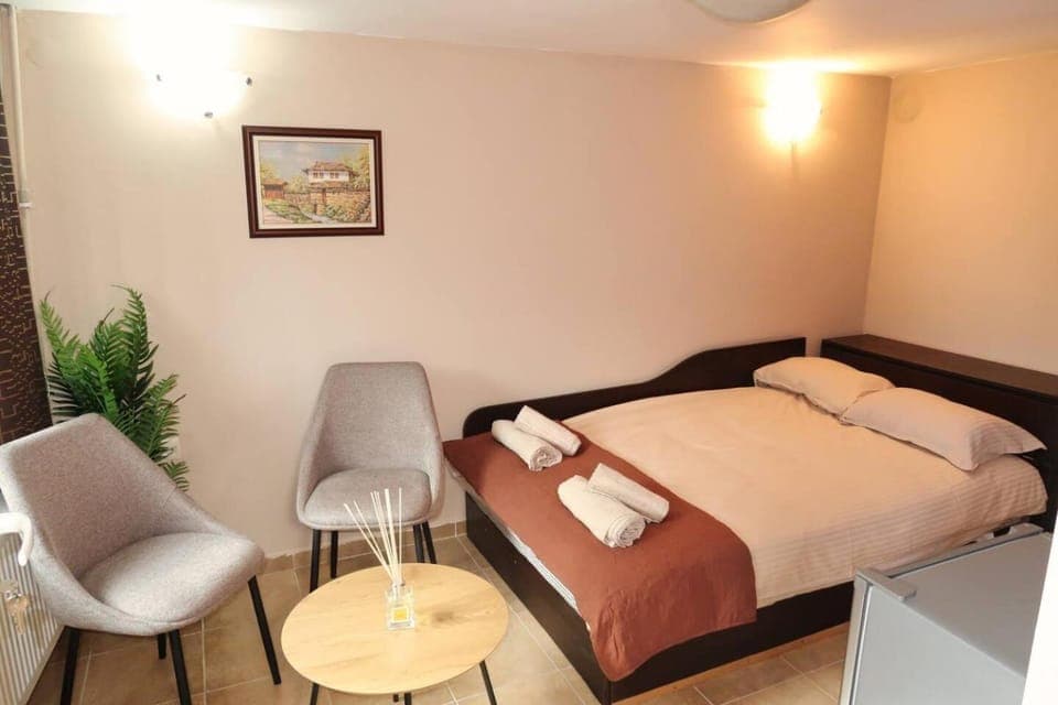 Bed, Photo of the whole room, Seating area, Bedroom, towels