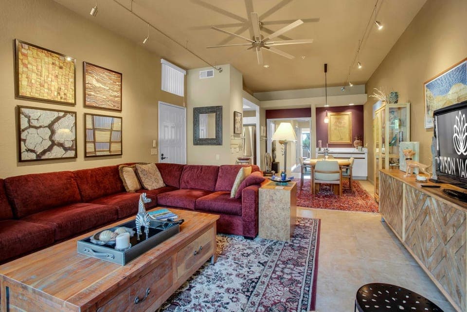 TV and multimedia, Living room, Seating area, Dining area