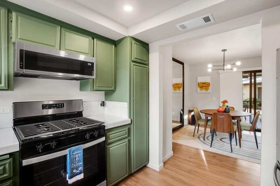 Kitchen or kitchenette, Seating area, Dining area, oven, stove