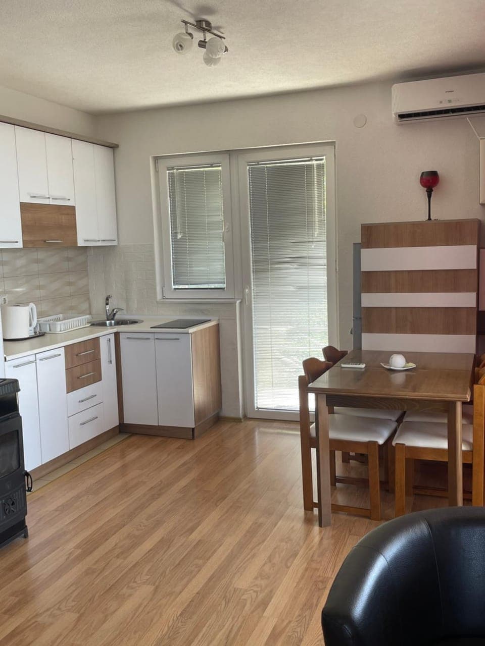 Kitchen or kitchenette, Dining area, stove