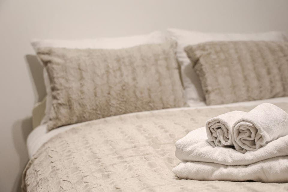 Bed, Bedroom, towels