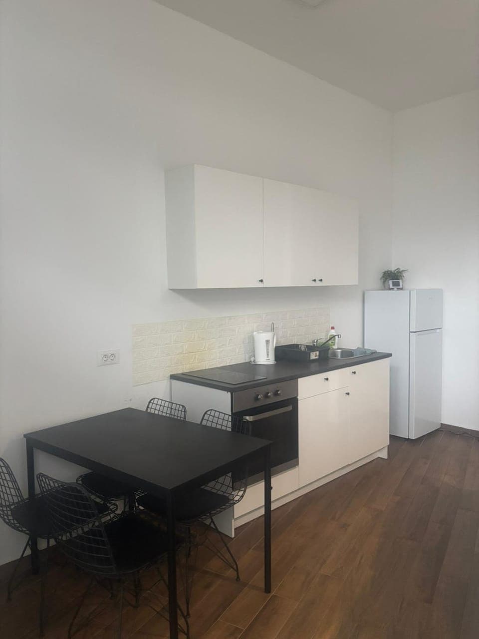 Kitchen or kitchenette, Dining area, oven, stove