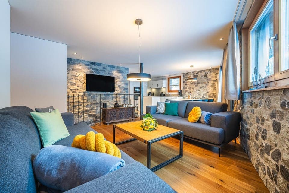 Communal lounge/ TV room, TV and multimedia, Living room, Seating area