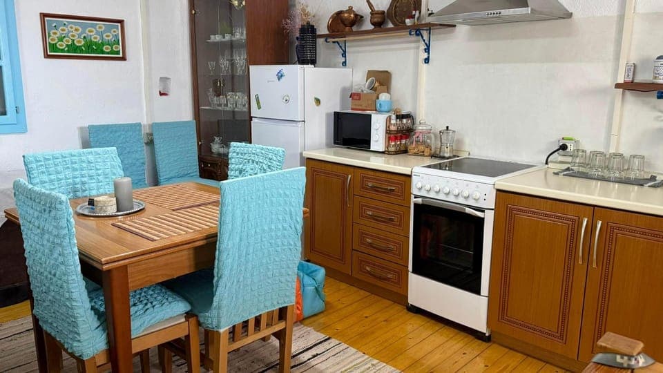 Coffee/tea facilities, Kitchen or kitchenette, Seating area, Dining area, oven, stove, toaster