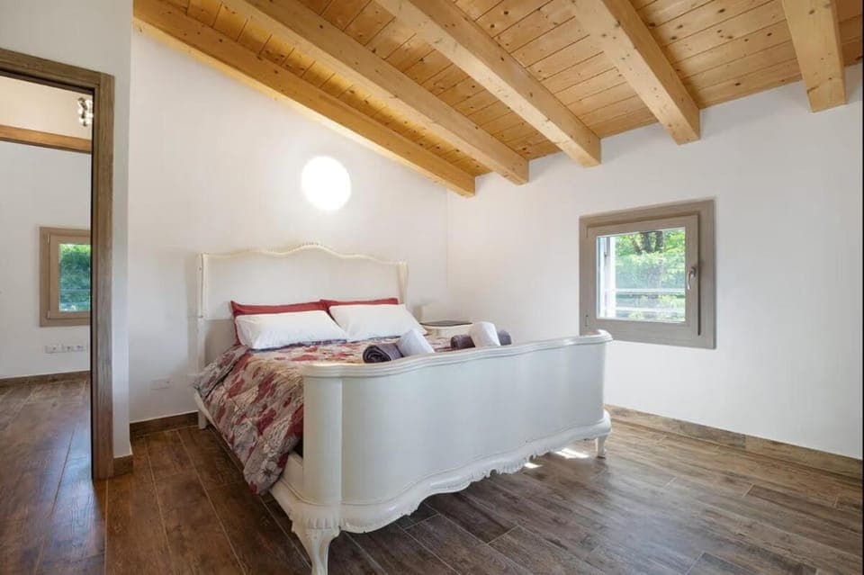 Photo of the whole room, Bedroom, towels