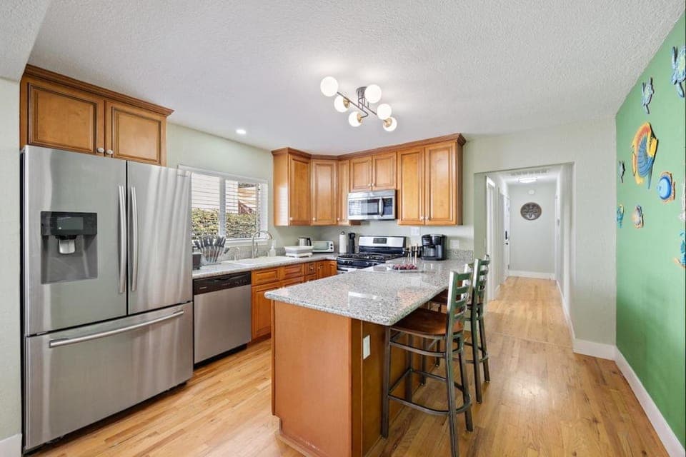 Kitchen or kitchenette, dishwasher, toaster