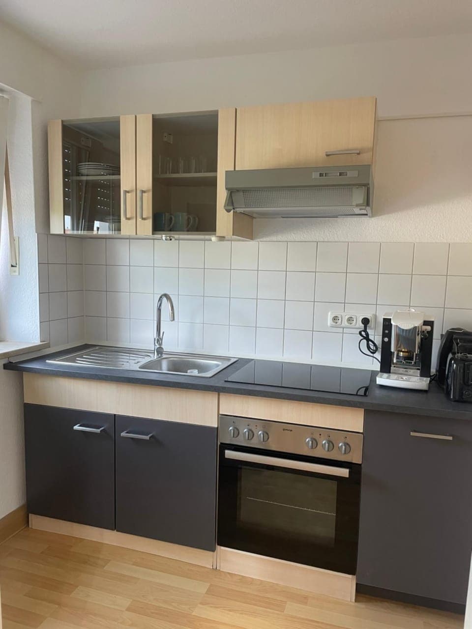 Coffee/tea facilities, Kitchen or kitchenette, dishwasher, stove, toaster