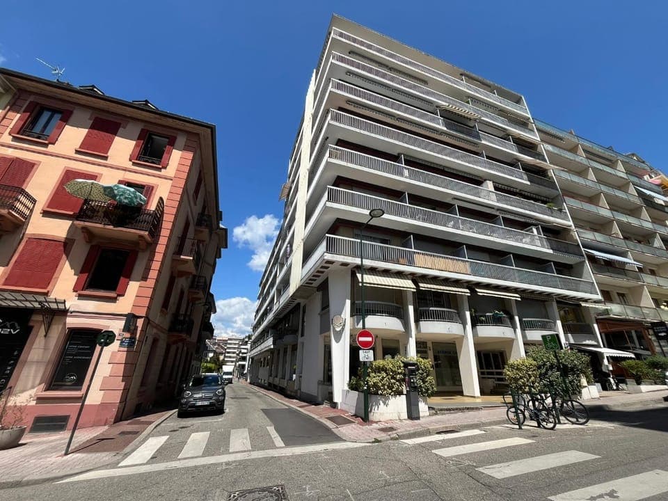 Property building, Neighbourhood