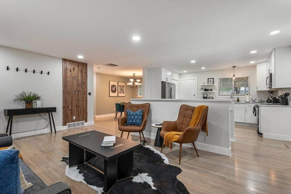 Mile Hi Basecamp Hot tub and Game Room House in Thornton