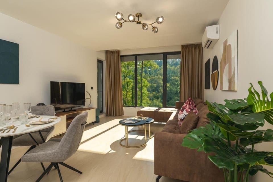 Communal lounge/ TV room, TV and multimedia, Living room, Seating area, Dining area, Evening entertainment, air conditioner