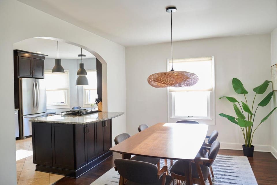 Kitchen or kitchenette, Dining area