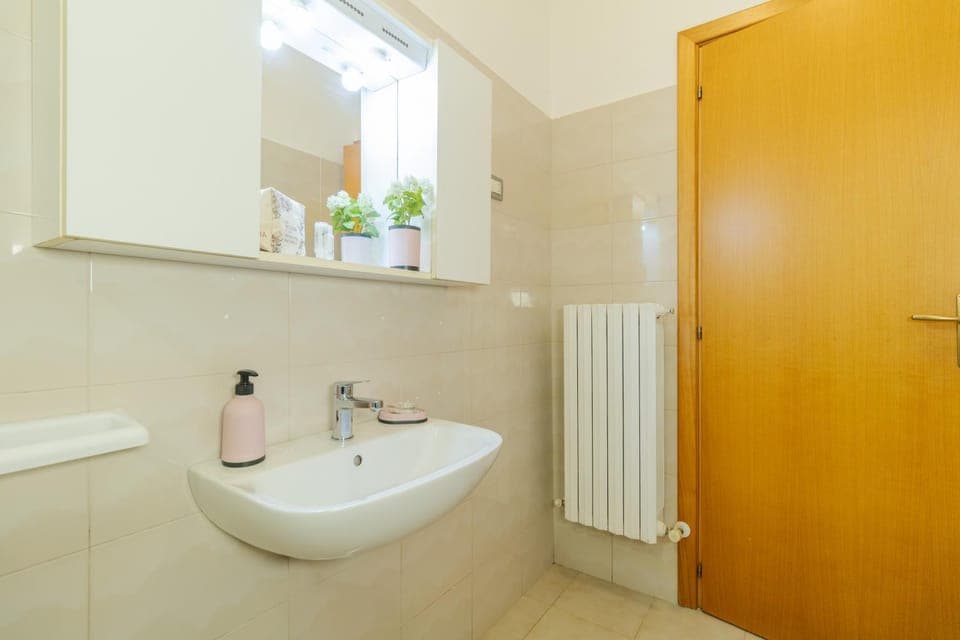 Bathroom, internet, towels