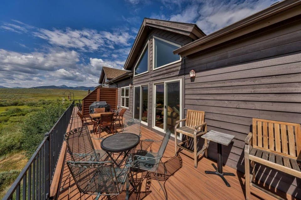 Mountain Bliss 3 BR Retreat With Views and Hot Tub House in Tabernash