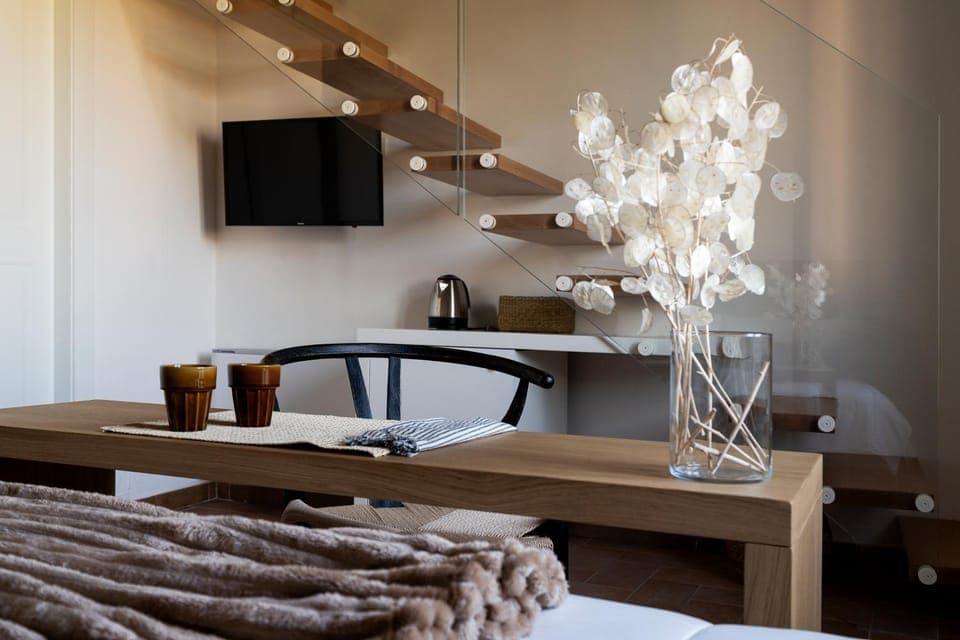 Bed, TV and multimedia, Coffee/tea facilities, Photo of the whole room, Bedroom, minibar, safe, wardrobe, air conditioner