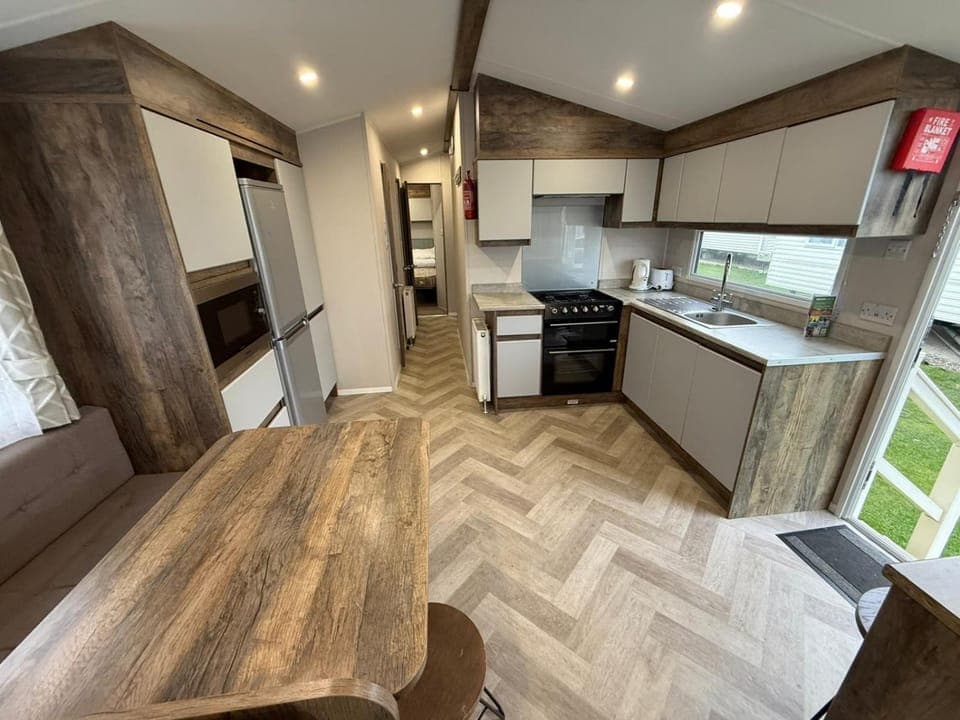 Kitchen or kitchenette, Dining area, stove