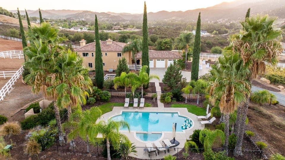 Villa on 5 Acre Vineyard Equestrian Estate, Pool & Hot tub, Events Villa in Wildomar