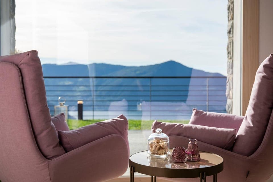 View (from property/room), Living room, Lake view