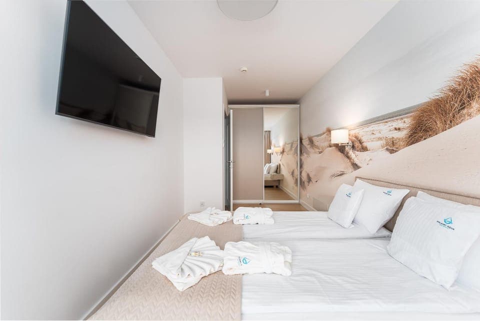 Bed, TV and multimedia, Bedroom, internet