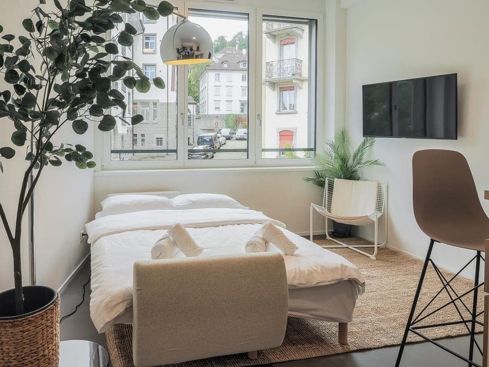 Bed, TV and multimedia, Living room, Photo of the whole room, Seating area, Bedroom, towels