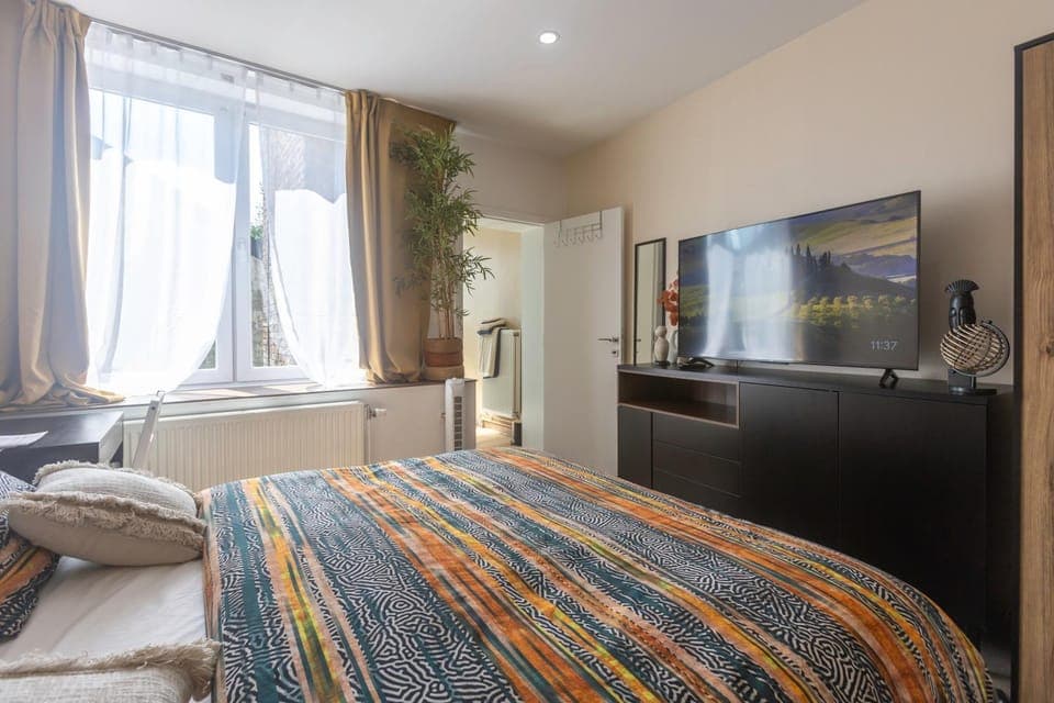 Bed, TV and multimedia, Photo of the whole room, Bedroom