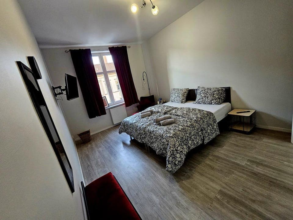 Bed, TV and multimedia, Bedroom, towels