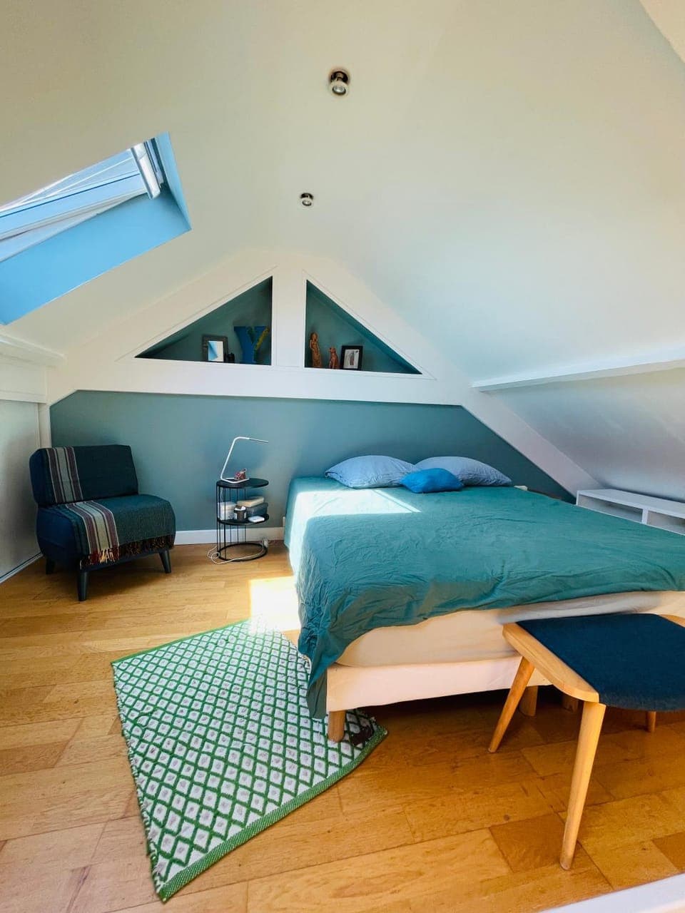 Photo of the whole room, Bedroom