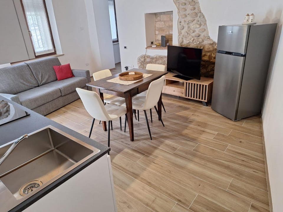 TV and multimedia, Kitchen or kitchenette, Living room, Seating area, Dining area