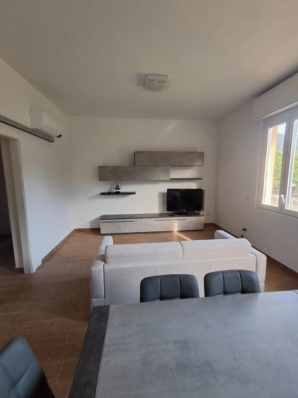 Communal lounge/ TV room, Bed, TV and multimedia, Living room, Photo of the whole room, Seating area, Evening entertainment, Bedroom