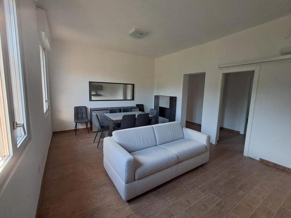 Communal lounge/ TV room, Bed, TV and multimedia, Living room, Photo of the whole room, Seating area, Evening entertainment, Bedroom