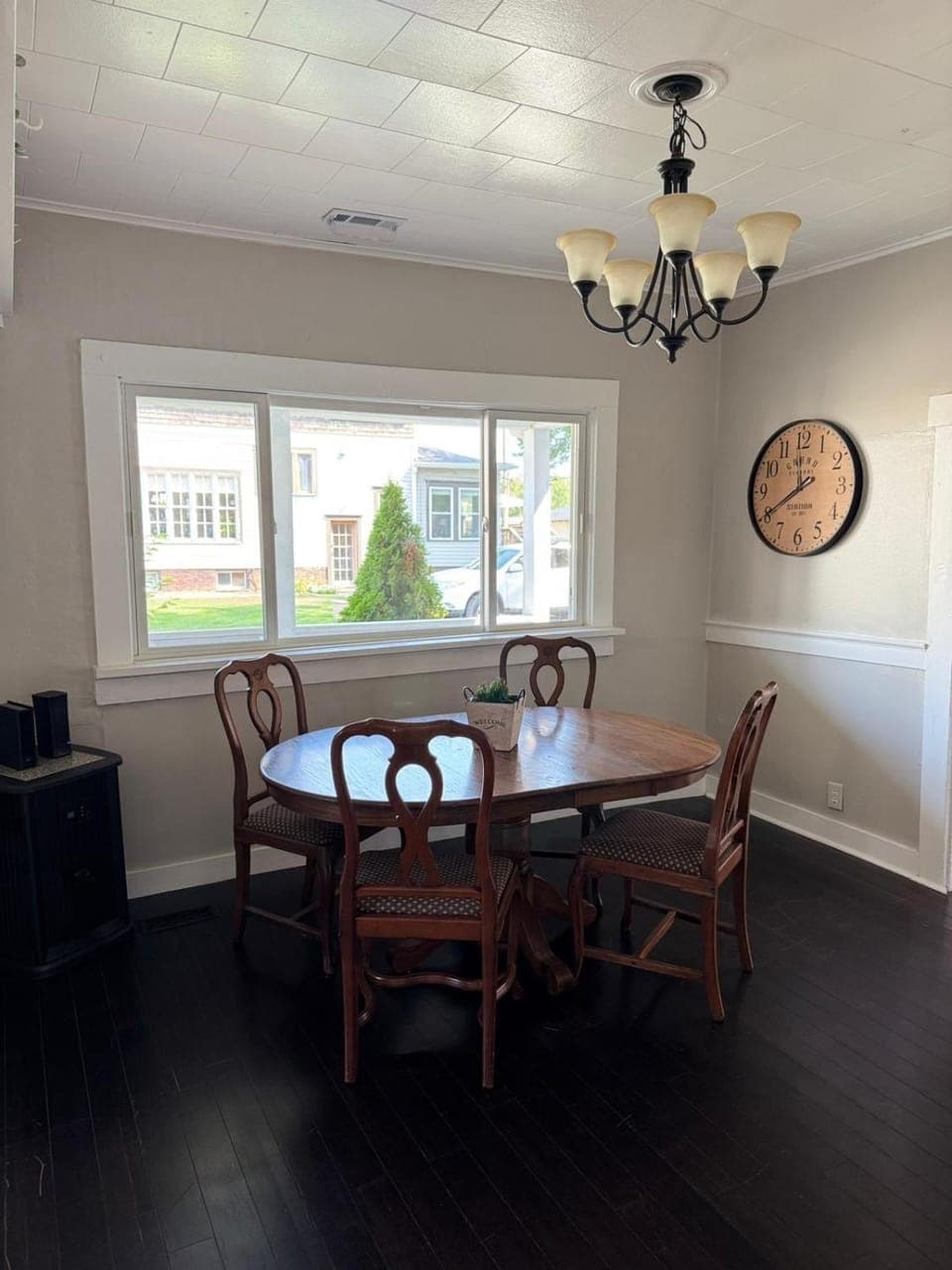 Downtown Whitestown with King Suite and Pool House in Indiana